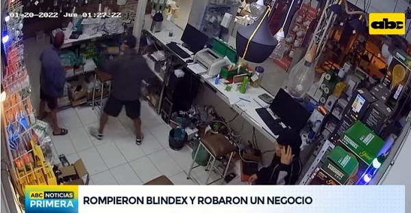 Detienen a tres sospechosos de ingresar a comercio y llevarse una computadora