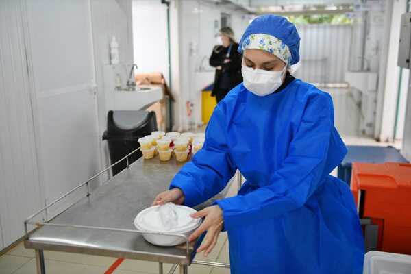 Itaipu entrega más de 500 raciones diarias de alimentos para personal de blanco y pacientes con covid-19 - .::Agencia IP::.
