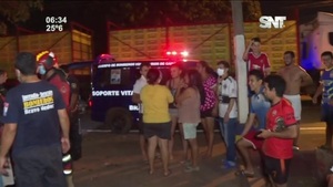 Camioneta embistió contra un árbol - SNT