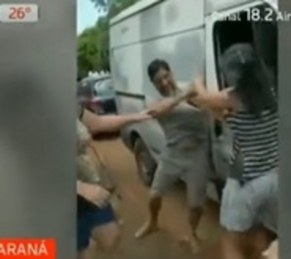 Hombre golpea a menor de edad por una carpida - Paraguay.com