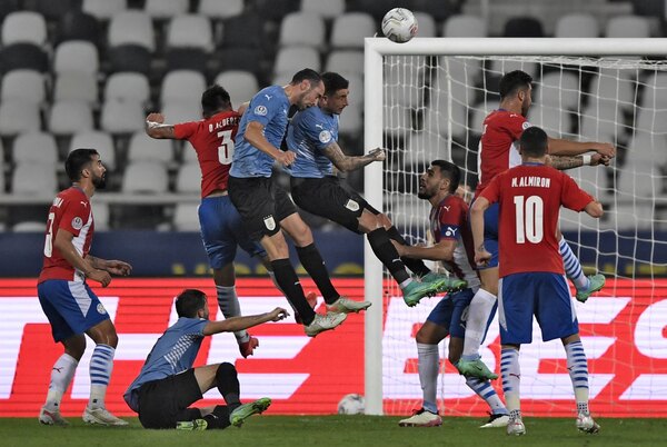 Uruguay llama a 24 futbolistas para los juegos ante Paraguay y Venezuela