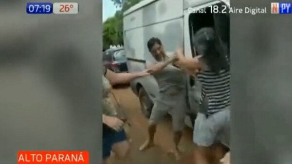 Agresivo hombre golpea a menor de edad a causa de una carpida | Noticias Paraguay
