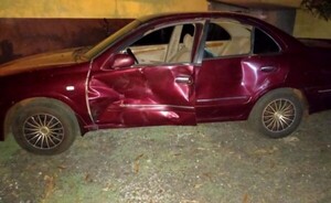 Motociclista pasó luz roja, chocó contra un auto y murió