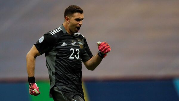 Dibu Martínez renueva con el Aston Villa hasta 2027