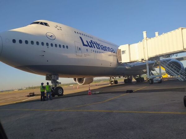 Una “mole” de avión visitó hoy el Silvio Pettirossi  - Nacionales - ABC Color