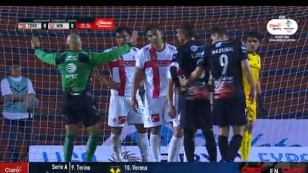 Crónica / [VIDEO] Arbitro estado’i para el partido para darse un respiro ndaje