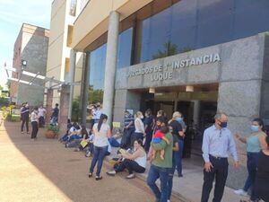 Funcionarios del Juzgado de Luque llevan sus ventiladores ante falta de aire acondicionado, indican