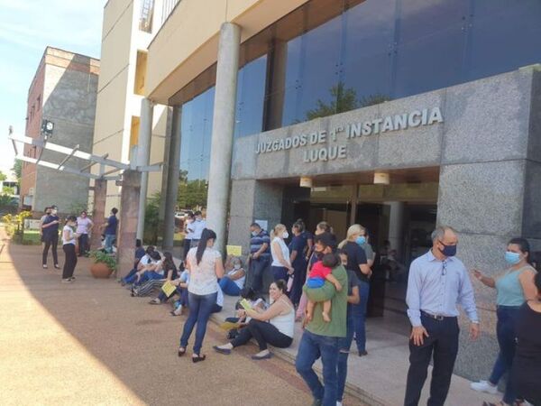 Funcionarios del Juzgado de Luque llevan sus ventiladores ante falta de aire acondicionado, indican