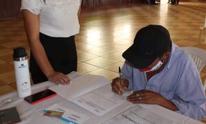 Entregan 46 tarjetas a beneficiarios de tercera edad en Franco