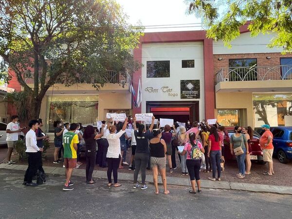 Supuesto abuso sexual contra bombera: protestan frente a Fiscalía de Itauguá    - Nacionales - ABC Color