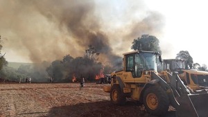 MAQUINARIAS DE LA GOBERNACIÓN EN EL COMBATE A LOS INCENDIOS FORESTALES - Itapúa Noticias