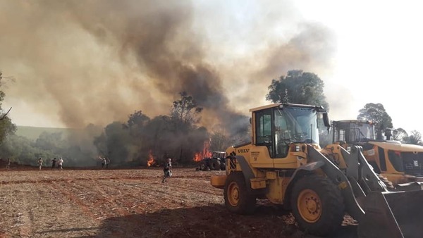 MAQUINARIAS DE LA GOBERNACIÓN EN EL COMBATE A LOS INCENDIOS FORESTALES - Itapúa Noticias