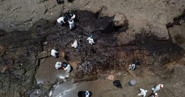 La Nación / Perú retiene a buque implicado en derrame de petróleo tras erupción en Tonga