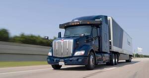 La Nación / Los camiones sin conductor se abren paso en las rutas de Texas