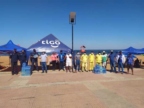 Vendedores ambulantes entregaron agua a Bomberos Voluntarios de Encarnación