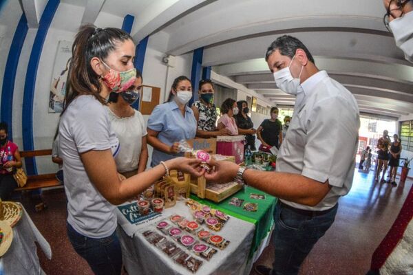 SINAFOCAL entrega de certificados y capital semilla a 61 microempresarios de Itapúa