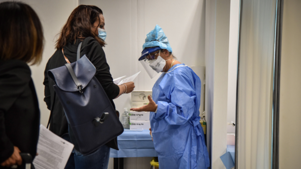 Suspenden a casi 2.000 médicos que trabajaban sin vacunarse en Italia