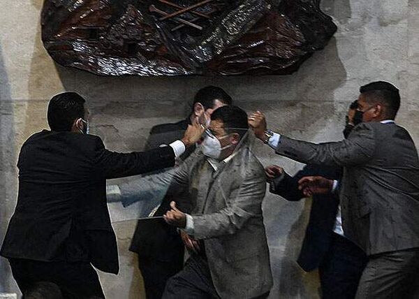 A los golpes, gritos y empujones en el Congreso de Honduras - Mundo - ABC Color