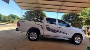 Roban lujosa camioneta y dinero en violento asalto domiciliario