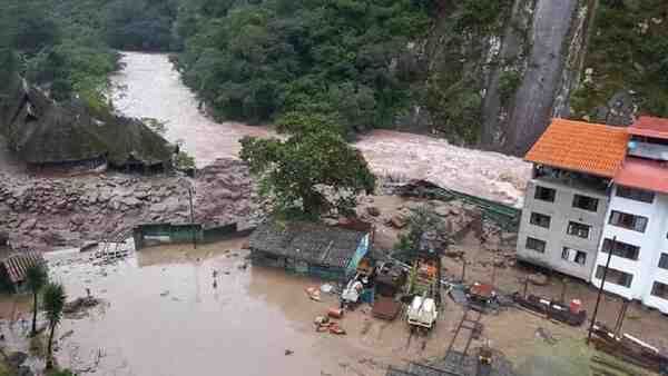 Inundaciones destruyen vías férreas e interrumpen el acceso a Machu Picchu