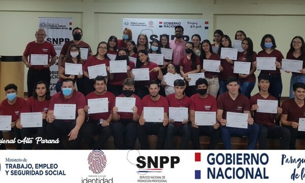 Egresan 31 jóvenes de curso de Oratoria brindado por SNPP