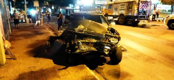 Crónica / Manejaba ka'ure, chocó una patrullera, un auto, otro auto, quiso huir y se incrustó por un camioncito