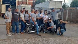 Le robaron su moto nueva y sus compañeros de trabajo le compraron otra