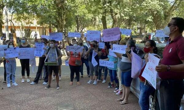 Mujeres se manifiestan para exigir imputación a bomberos por abuso en Ypacaraí – Prensa 5