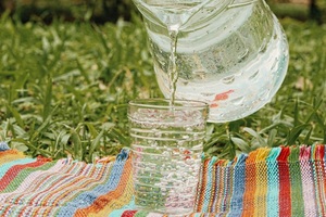 Consumamos, como mínimo, ocho vasos de agua al día