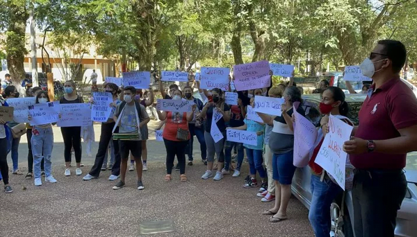 Mujeres se manifiestan para exigir imputación a bomberos por abuso - Noticiero Paraguay