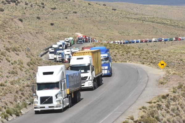 Unos 2.500 choferes bolivianos continúan parados en la frontera con Chile - MarketData