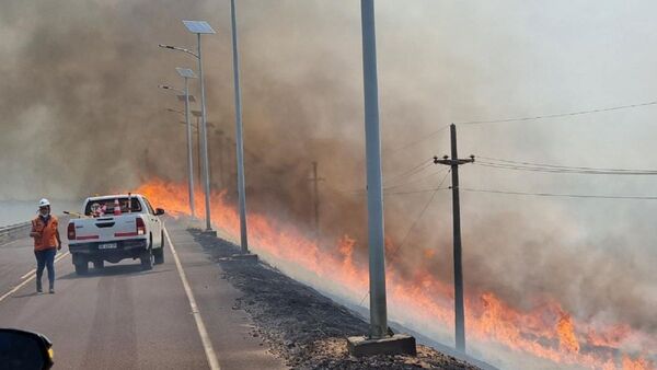 Focos de incendio desbordados en Ayolas amenazan a represas