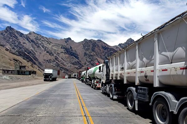 Gestionan ayuda a camioneros paraguayos varados en frontera entre Argentina y Chile