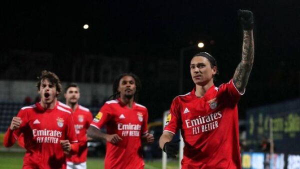 Benfica gana y se mantiene al acecho