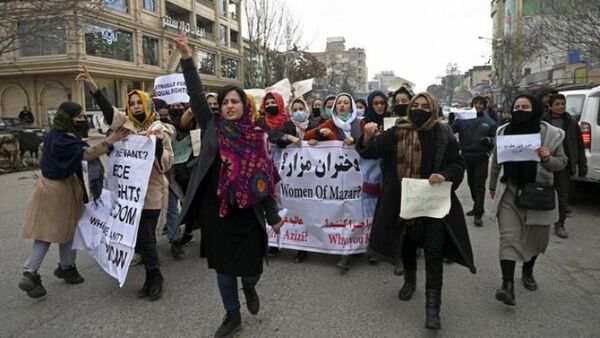 Los talibanes arrestan a una activista defensora de los derechos de la mujer