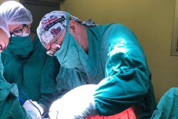 Crónica / ¡Capos de la medicina!: le sacaron un tumor ¡gigantesco! de 15 kg a una señora