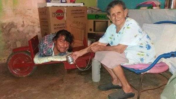 Crónica / Don Pablo cumple 61 pirulos aun y lo cuida su mamá de 91 años