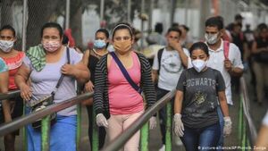 Multarán con más de USD 100 a quienes no usen tapabocas en Ecuador