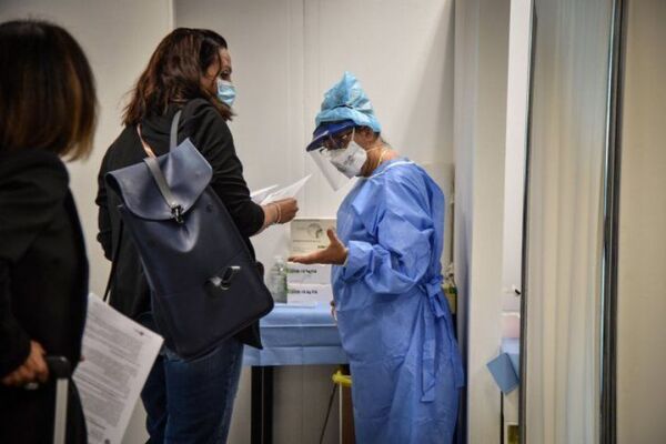 Suspenden a casi 2.000 médicos que trabajaban sin vacunarse en Italia