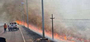 Focos de incendio desbordados en Ayolas amenazan a Yacyretá y bomberos envían refuerzos