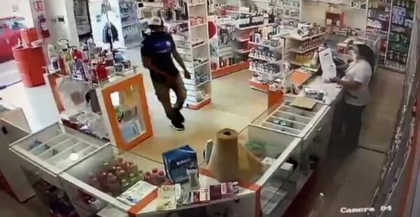 Solitario y tranquilo delincuente perpetra asalto en una farmacia - ABC en el Este - ABC Color