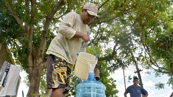 Pobladores de una zona de Piquete Cué se surten de agua del  pozo de un vecino
