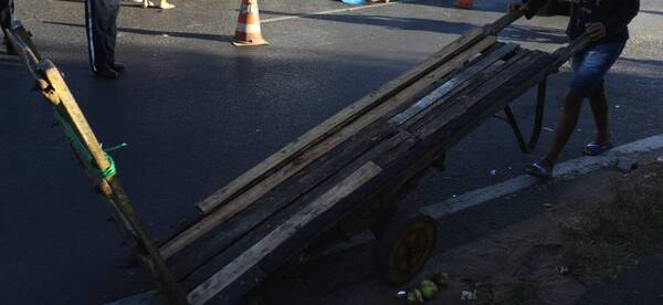 Crónica / Motoca omanoite tras chocar contra carretillero del Abasto