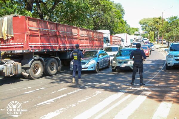 Camiones copan Ruta PY02 por paro en la Receita Federal - La Clave
