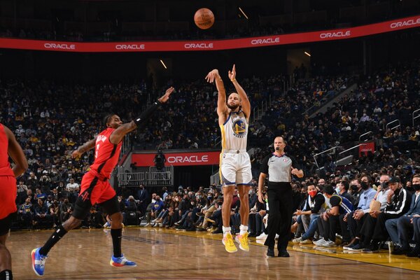 Curry rescata a Warriors con el primer tiro ganador de su carrera