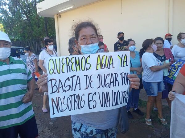 Vecinos de San Antonio protestan contra Essap por falta de agua - Nacionales - ABC Color