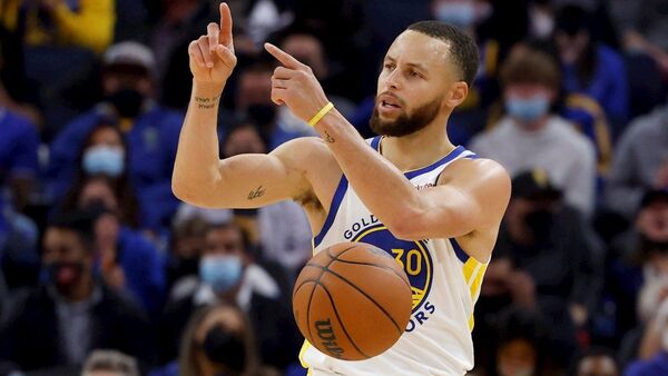 Stephen Curry salva a Warriors y los Lakers respiran