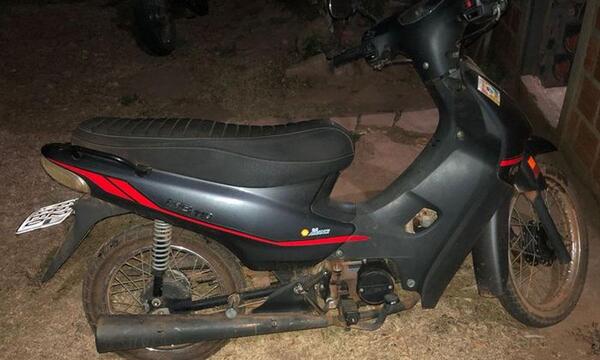 Abandonan motocicleta hurtada en Coronel Oviedo – Prensa 5