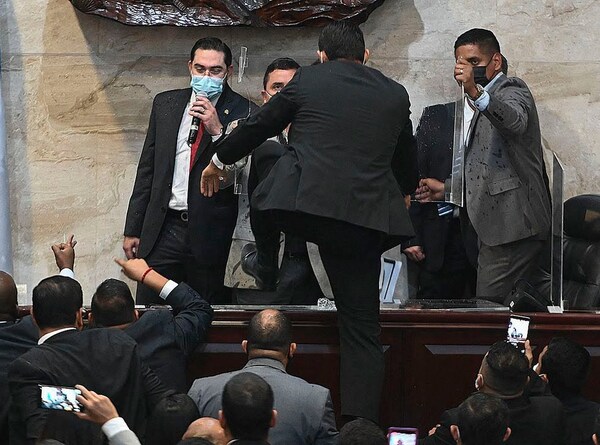 A los golpes en el Parlamento hondureño: ¿Qué pasó aquí?