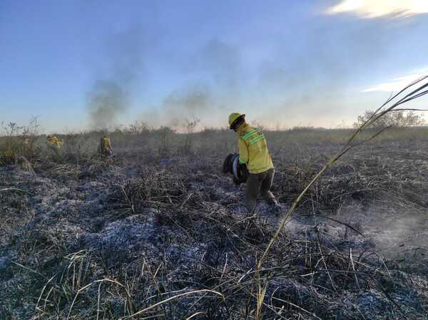 Grandes focos de incendio arrasan la zona de Ayolas - Megacadena — Últimas Noticias de Paraguay
